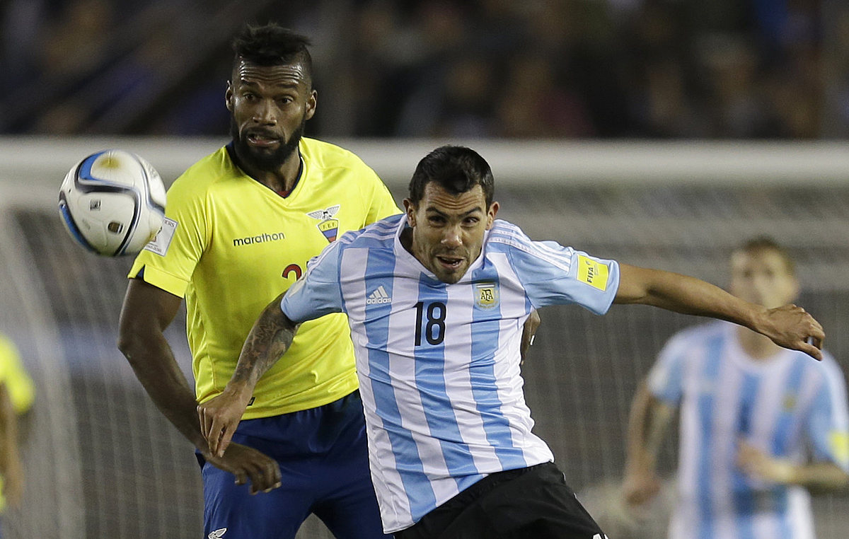 Argentina's Carlos Tevez, right, fights for the ball Ecuador фото (photo)
