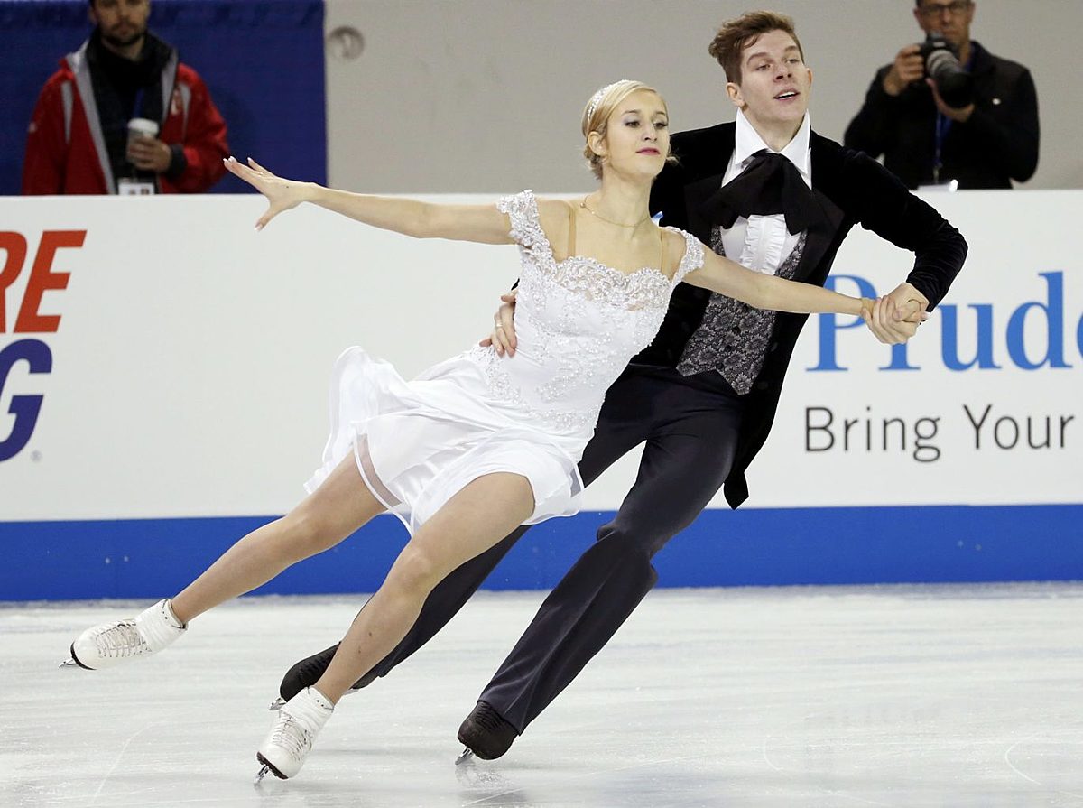 Yanovskaya and Mozgov of Russia perform during the ice dance фото (photo)