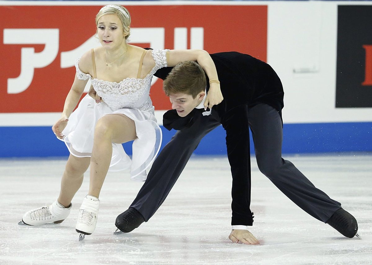 Yanovskaya and Mozgov of Russia lose their balance as they perform фото (photo)