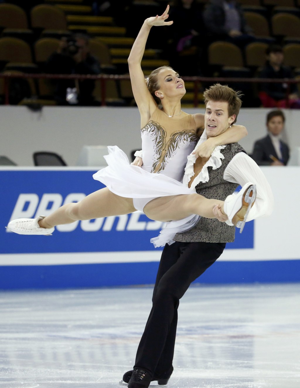 Sinitsina and Katsalapov of Russia perform during the ice dance фото (photo)