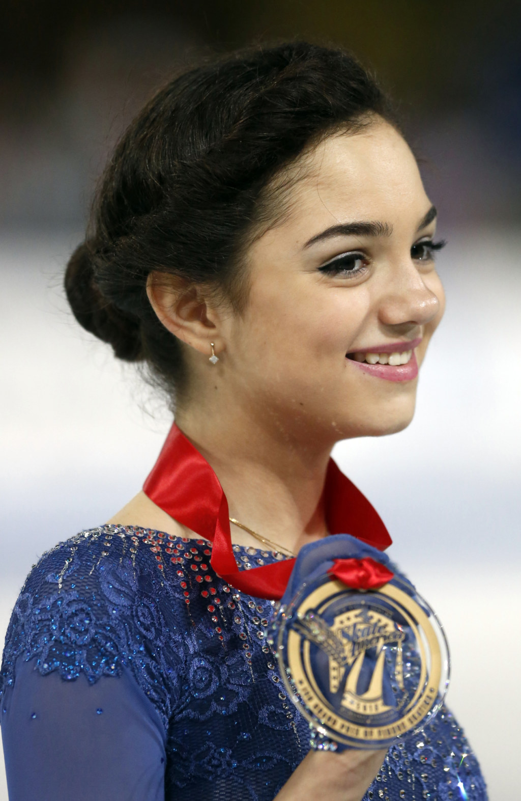 Evgenia Medvedeva, of Russia, displays her medal after competing фото (photo)