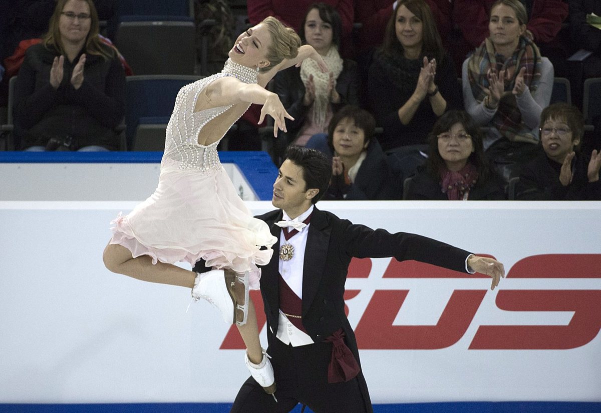 Kaitlyn Weaver, top, and Andrew Poje, of Canada, skate during фото (photo)