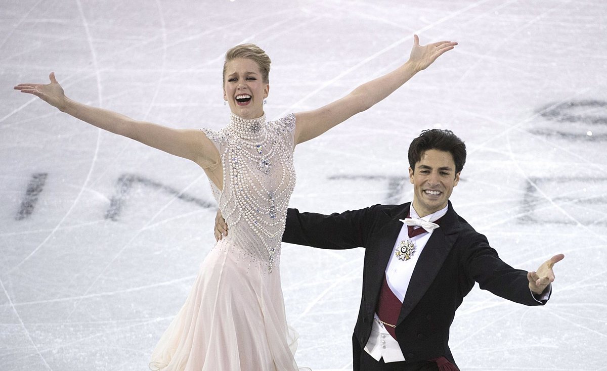 Kaitlyn Weaver, left, and Andrew Poje, of Canada, skate during фото (photo)