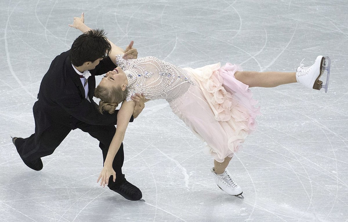 Kaitlyn Weaver, right, and Andrew Poje, of Canada, skate during фото (photo)