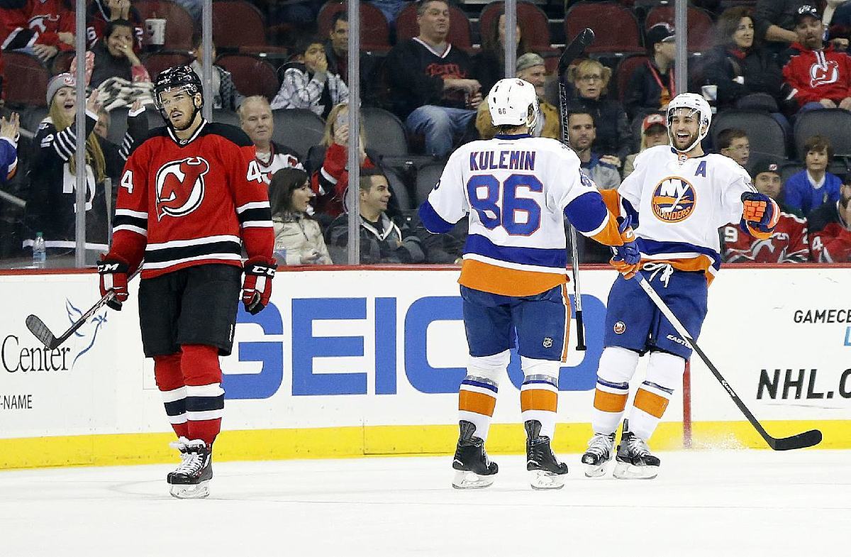 Российский хоккей: New York Islanders center Frans Nielsen, right фото (photo)
