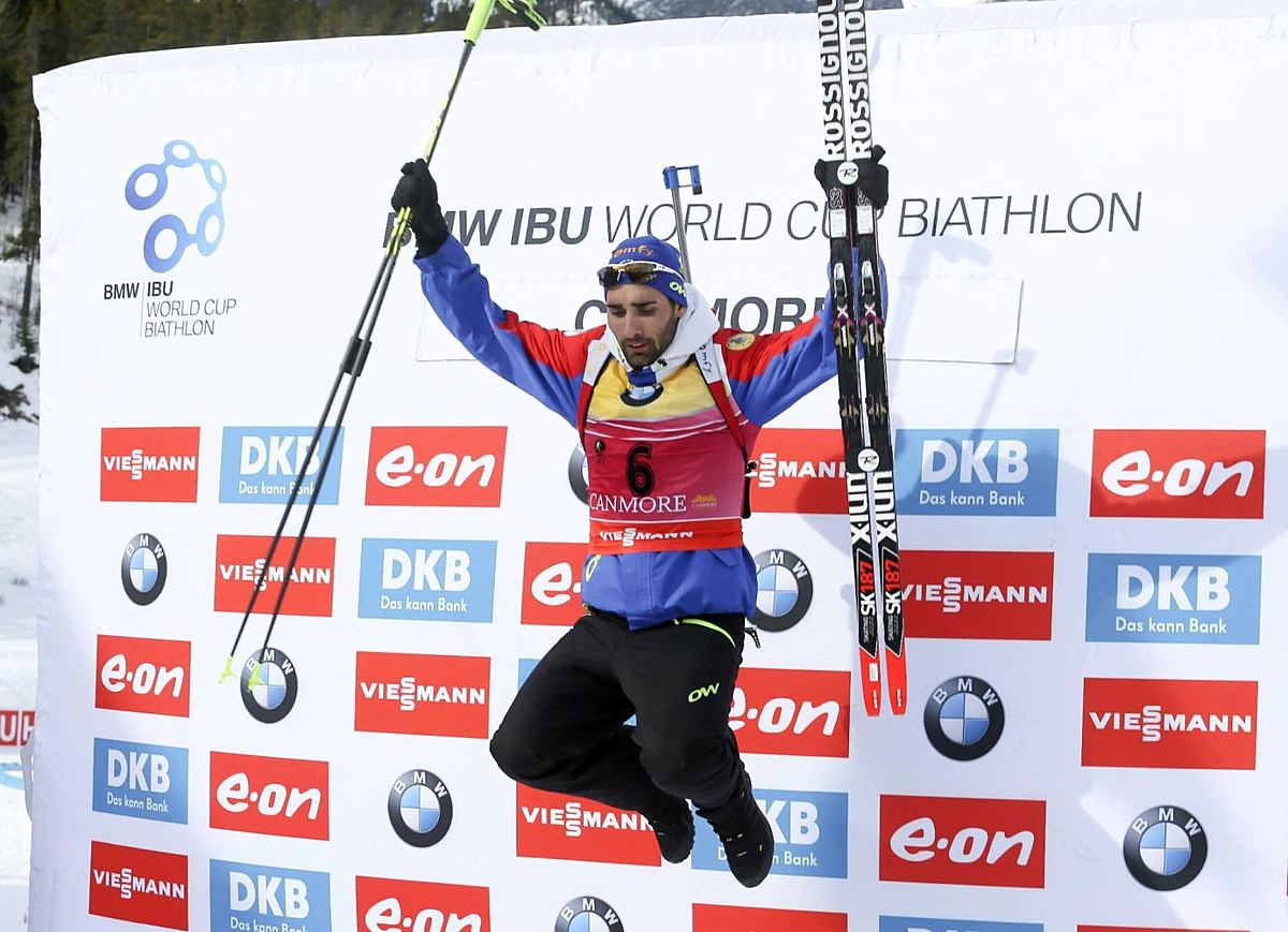 Martin Fourcade, of France, celebrates after winning the men фото (photo)