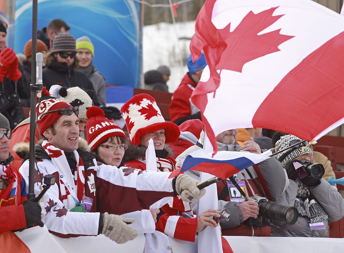Canadian fans cheer on their team at the finish line of the men фото (photo)