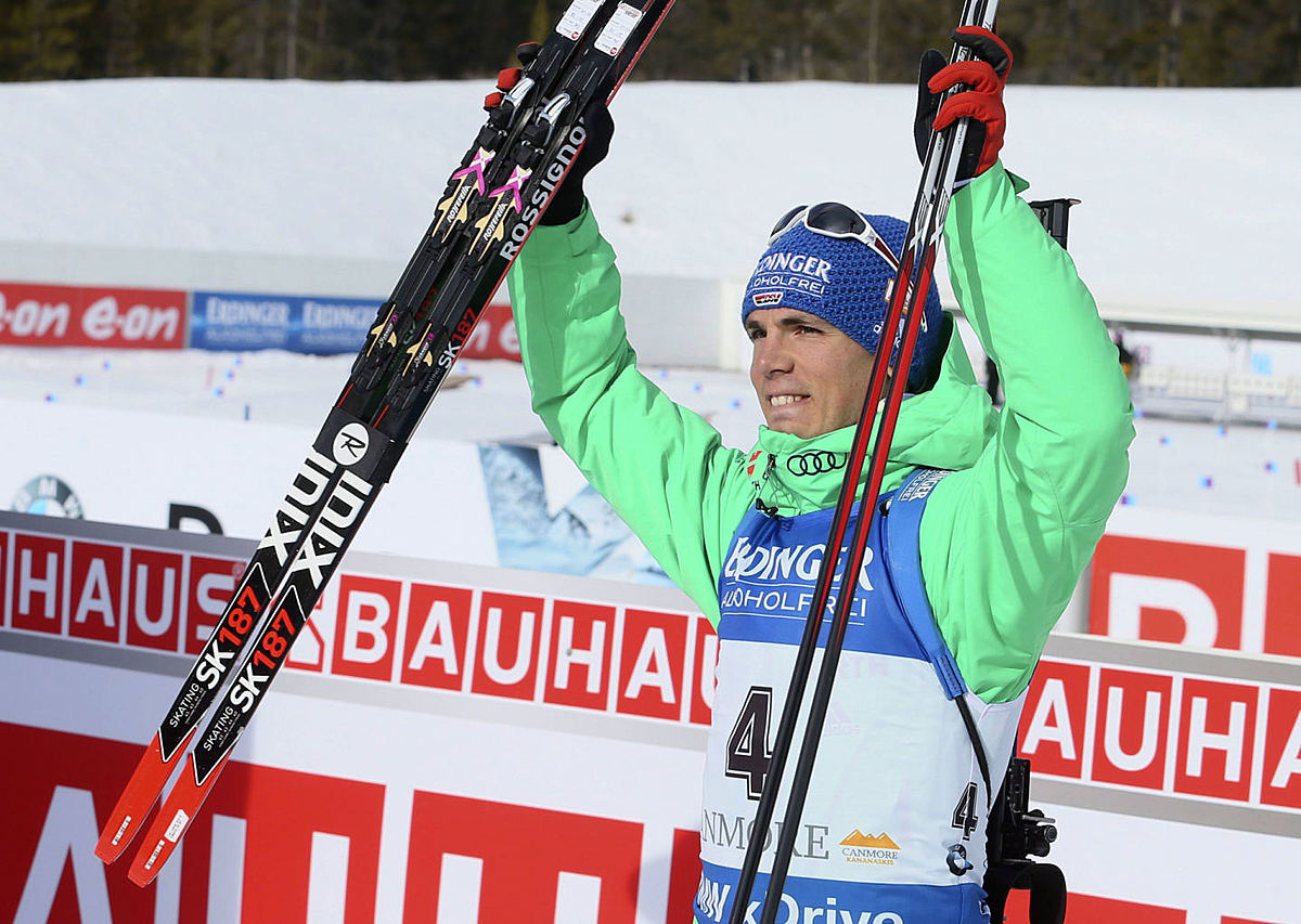Simon Schempp of Germany celebrates after finishing third in фото (photo)