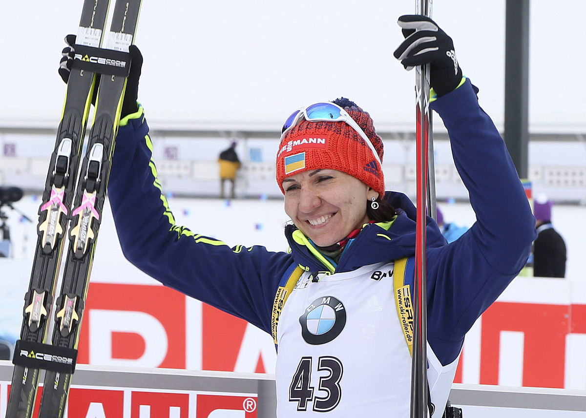 Olena Pidhrushna of Ukraine celebrates her win at the biathlon фото (photo)