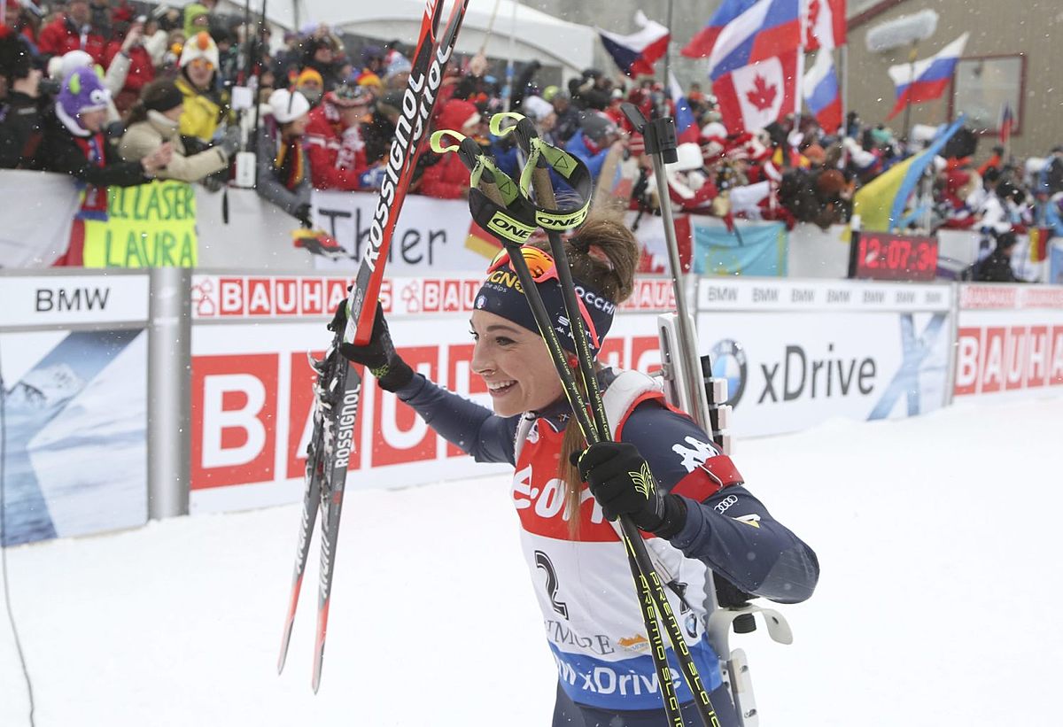 Dorothea Wierer, of Italy, celebrates her win in the women' фото (photo)