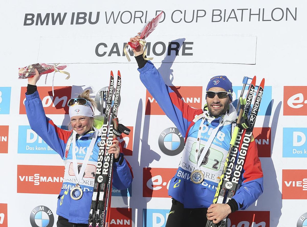 Martin Fourcade, right, and Marie Dorin-Habert, of France, celebrate фото (photo)