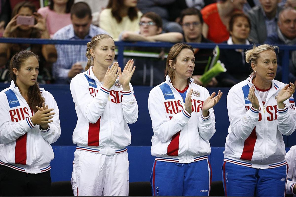Russia's team players applaud Svetlana Kuznetsova of Russia фото (photo)