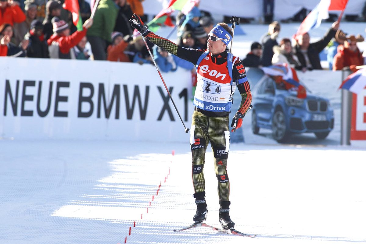 Simon Schempp of Germany waves to the crowd as he comes to the фото (photo)