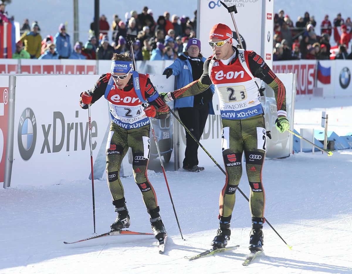Arnd Peiffer, right, of Germany, hands off to teammate Simon фото (photo)