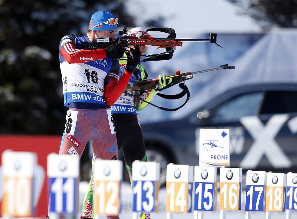 Anton Shipulin of Russia shoots on his way to a second place фото (photo)