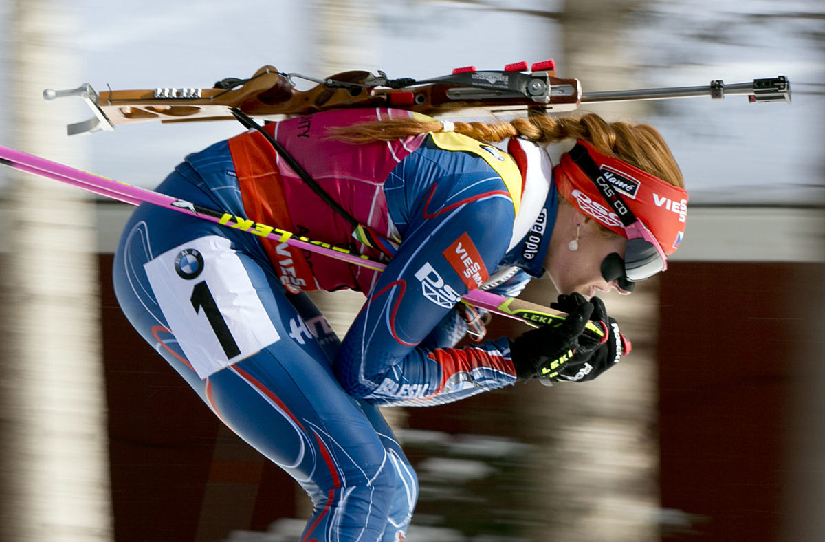 Gabriela Soukalova of the Czech Republic skis on her way to winning фото (photo)