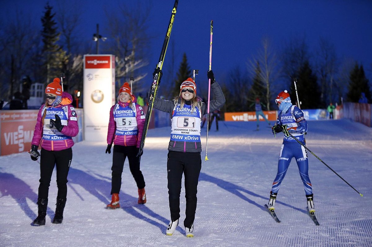 Eva Pusharcikova, third from left, of the Czech Republic leads фото (photo)