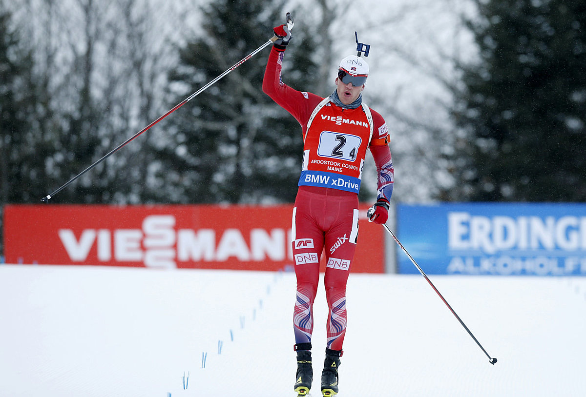 Norway's Tarjei Boe crosses the finish line after leading фото (photo)