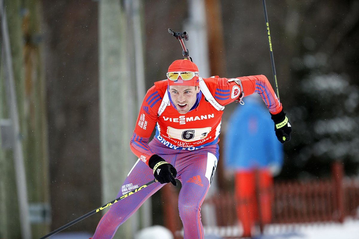 Tim Burke of Paul Smiths, N.Y., skis in the third leg of the фото (photo)