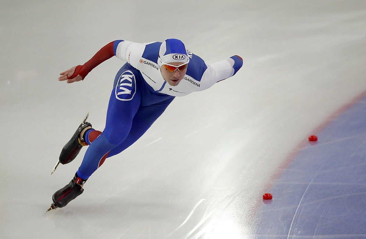 Russia's Pavel Kulizhnikov skates to win the men's фото (photo)