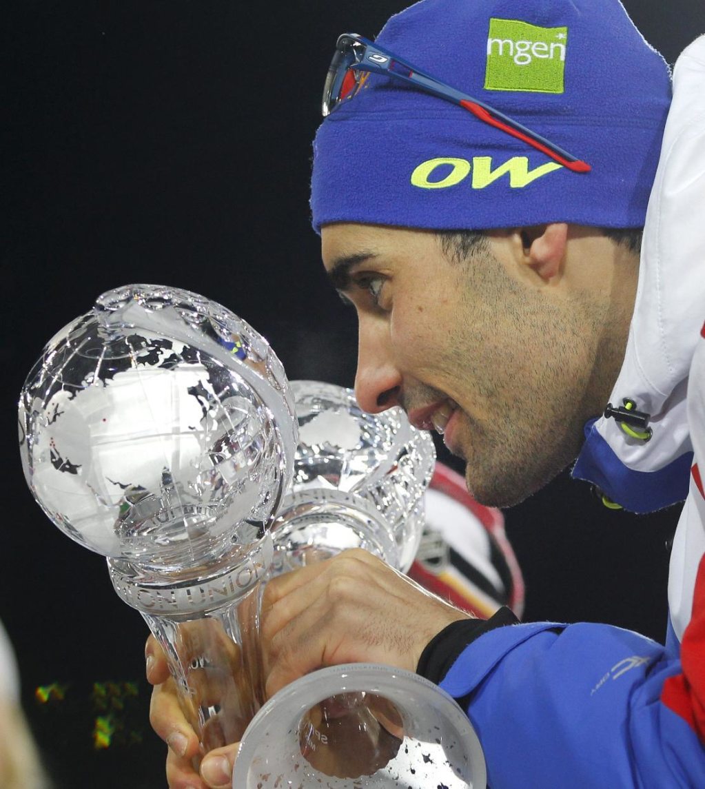 Martin Fourcade of France celebrates with his Men's Overall фото (photo)