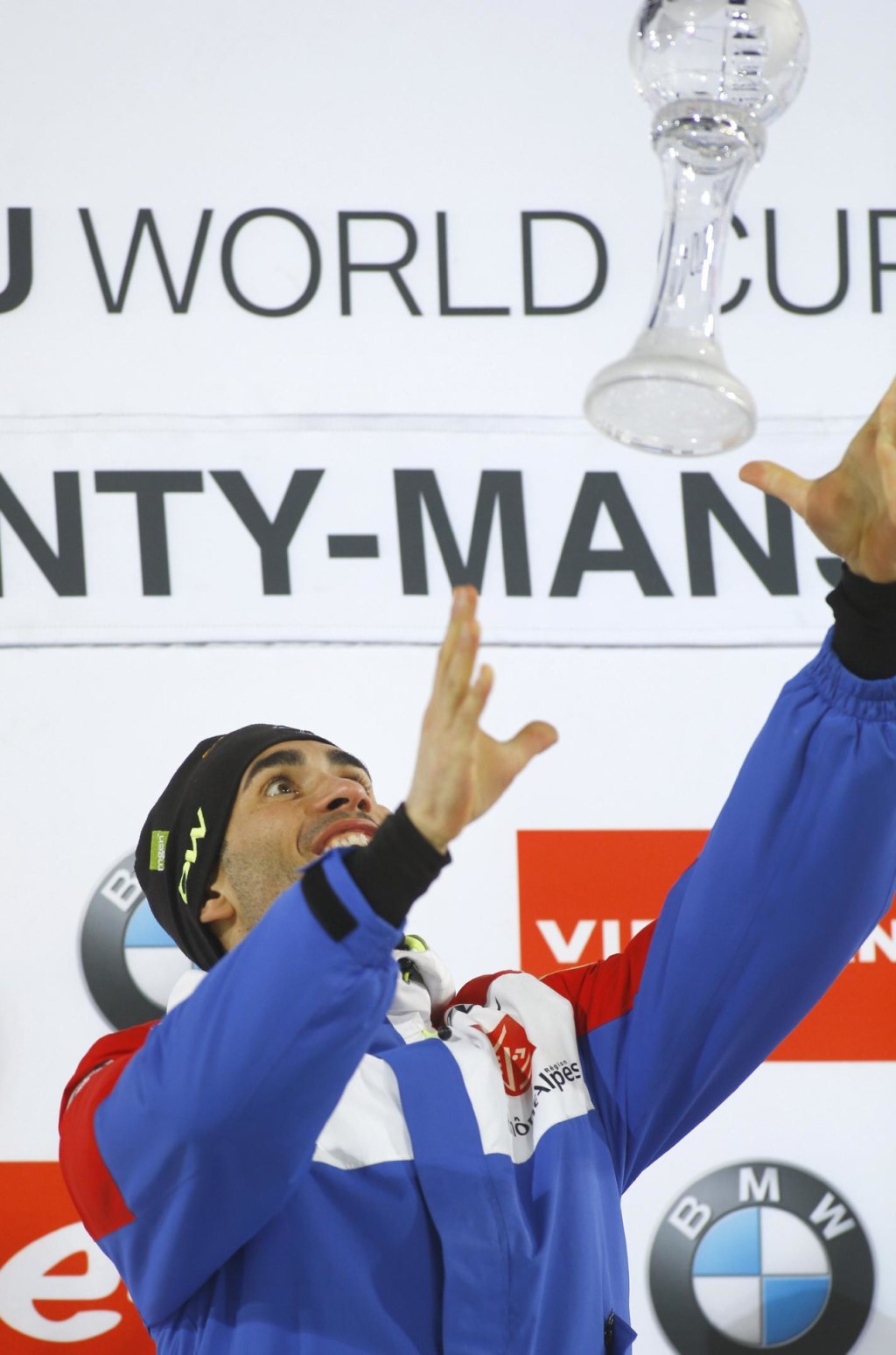 Martin Fourcade of France celebrates with his men's Overall фото (photo)