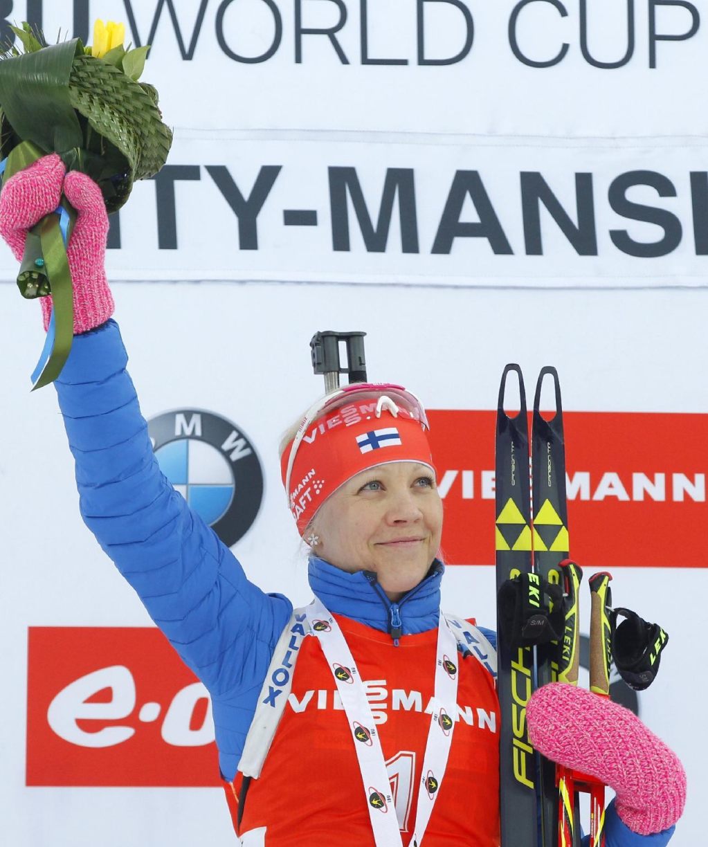 Winner Kaisa Makarainen of Finland celebrates on the podium at фото (photo)