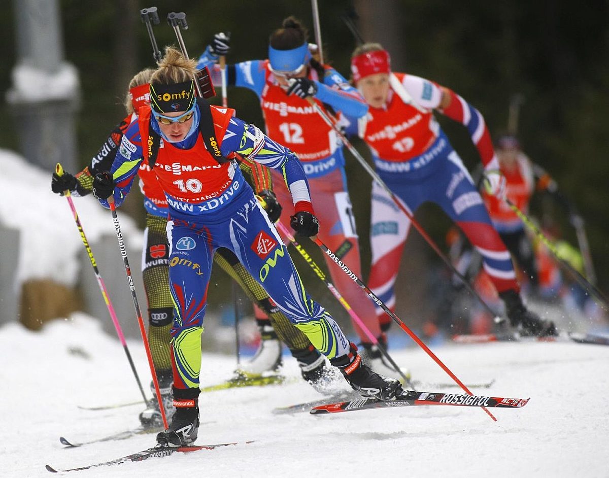 Second placed Marie Dorin Habert of France, foreground, competes фото (photo)