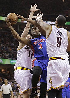 Баскетбол Баскетбол России: Detroit Pistons' Stanley Johnson (3) drives фото (photo)
