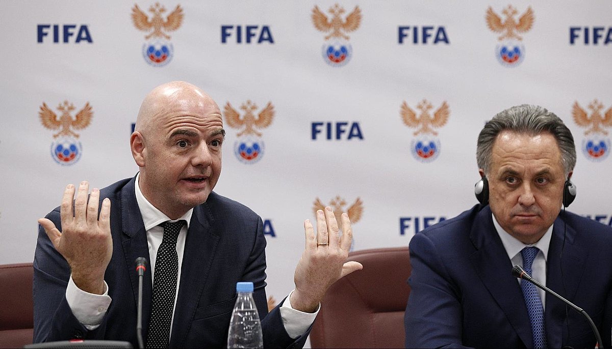 FIFA President Gianni Infantino gestures speaking at a news conference фото (photo)