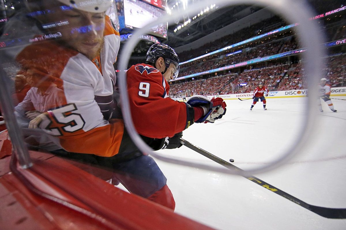 Хоккей в России: Philadelphia Flyers center Ryan White (25) is фото (photo)