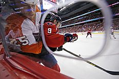 Хоккей Хоккей в России: Philadelphia Flyers center Ryan White (25) is фото (photo)