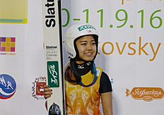 Лыжи Японка Сара Таканаси уверенно выиграла финальный этап Гран-при по прыжкам на лыжах с трамплина в Чайковском (Пермский край)