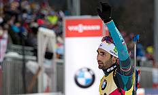 Биатлон Ruhpolding sprint win for Martin Fourcade; faster with each loop, he calmly shoots clean, winning in 22:32.2. Second to Austria's Julian Eberhard, also shooting clean, 18 seconds back with Emil Hegle Svendsen in third, shooting clean, 39.7 seconds back.