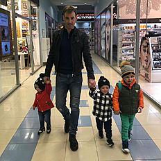 Биатлон Дмитрий Малышко поделился новым фото со своими детьми в Instagram