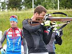 Биатлон Антон Бабиков и Дмитрий Малышко (на дальнем плане)