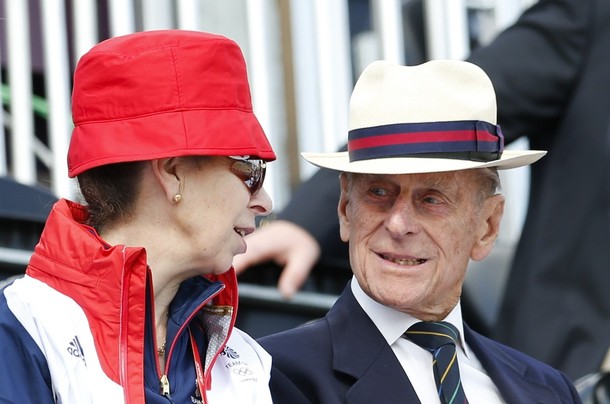 Britain's Prince Philip (R) and Princess Anne attend the фото