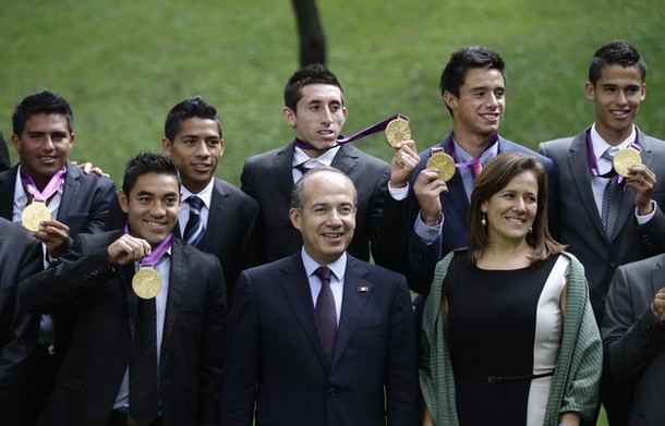 Mexican President Felipe Calderon (first row, C) and his wife фото