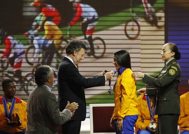 Colombian President Juan Manuel Santos decorates Mariana Pajon фото