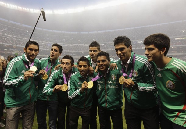 Mexico's Olympic gold medallist soccer team poses for a фото