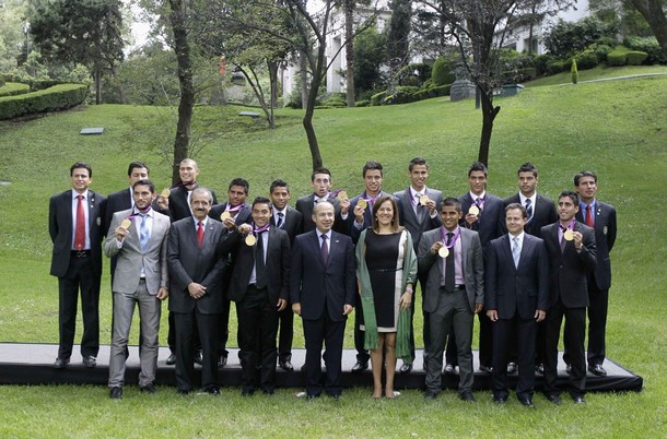 Mexican President Felipe Calderon, (first row, 4th L), his wife фото