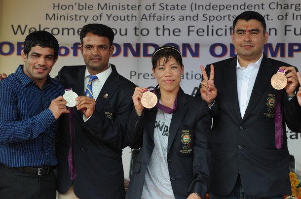 Indian London Olympic 2012 medal winners (L-R) wrestler Sushil фото