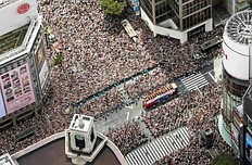 Летние Олимпийские игры An aerial view shows London Olympic medalists atop an open-top фото