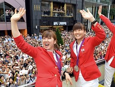 Летние Олимпийские игры Japan's women's badminton doubles silver medallists фото