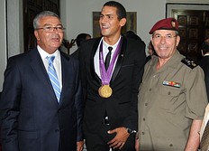 Летние Олимпийские игры Olympic champion, swimmer Oussama Mellouli (C) poses with Tunisian фото