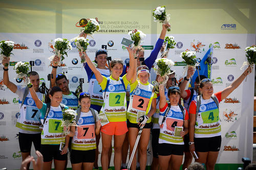 Сборная России выиграла золото в смешанной эстафете на чемпионате мира по летнему биатлону в Румынии! У юниоров — бронза!