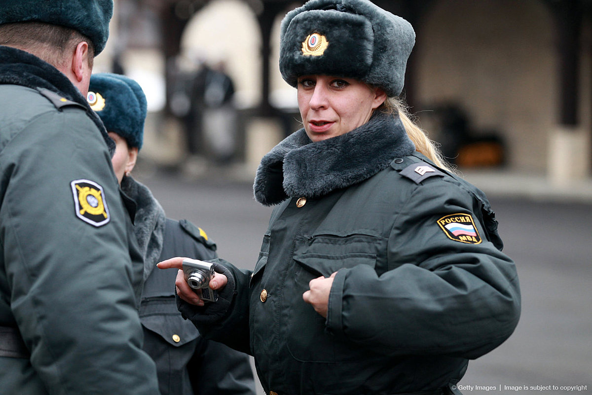 Полиция и преступники. 27 февраля полиция схватила желябова укажите имя. Крокодил схватил полицейскую машину. Задержание преступника. Сейчас в петербурге события.