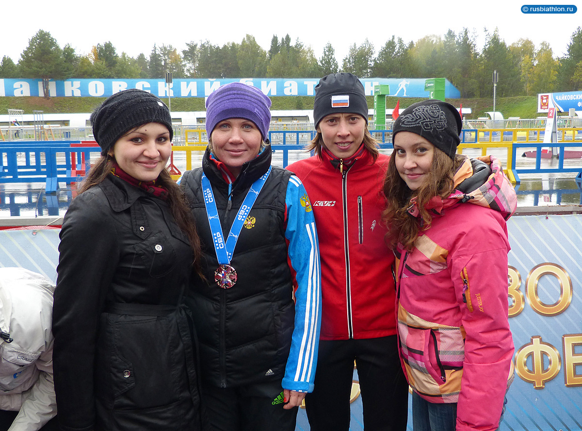 Наталья Сорокина (Гусева) и Настя Калина с нашими РБ-болельщиками на Чемпионате России по летнему биатлону 2013