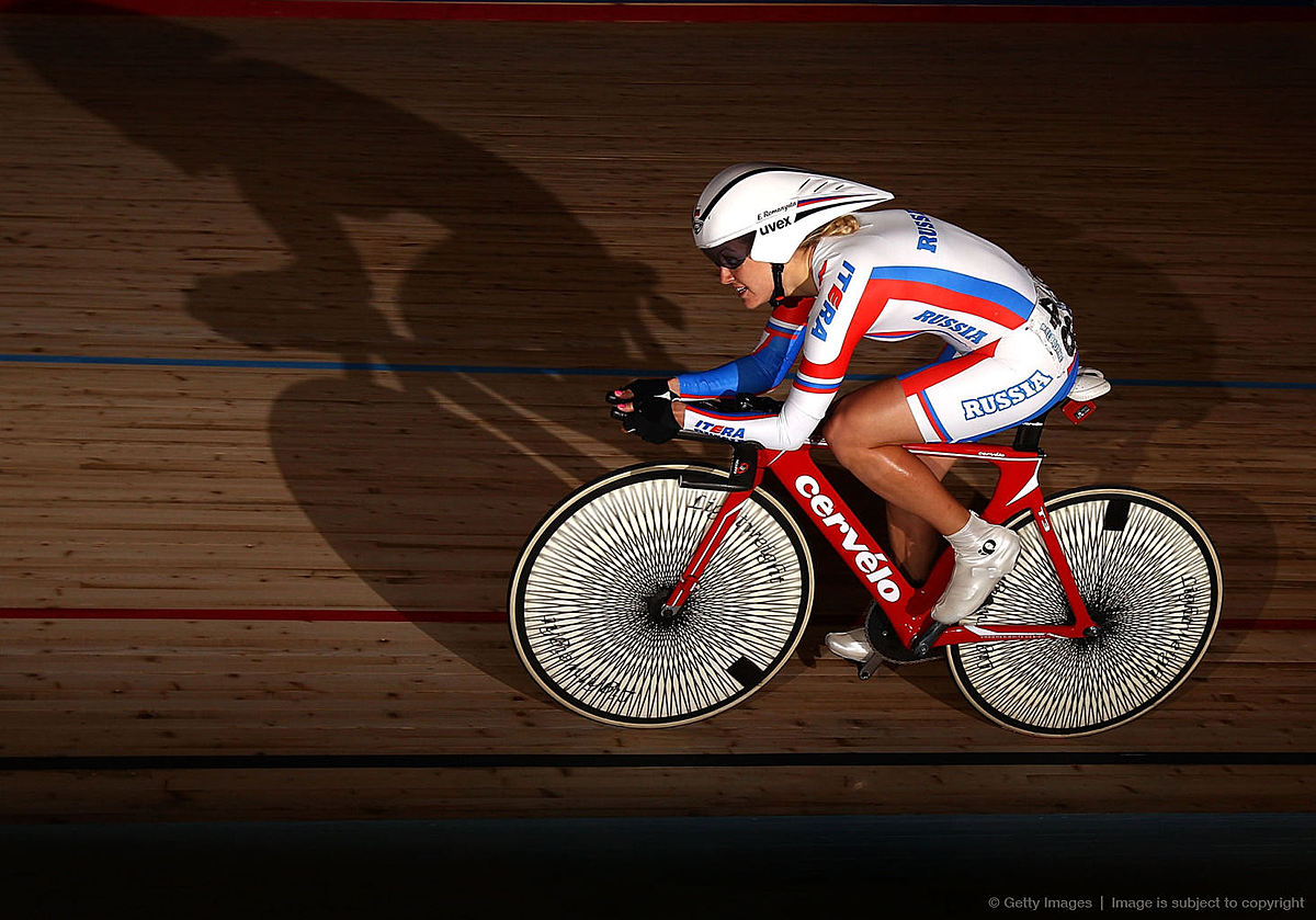 Велоспорт 8. Евгения Романюта Велоспорт. Велосипедистки на велотреке. Романюта велосипедистка фото. Melbourne Cycling track.