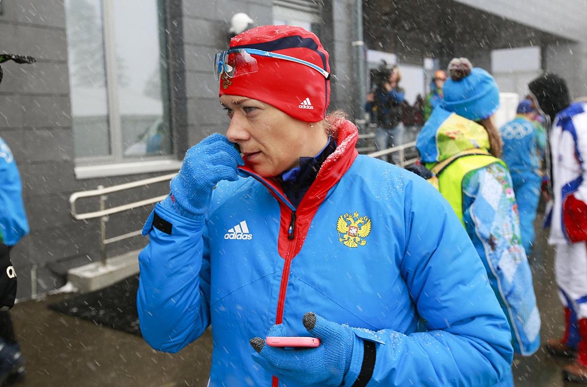 Russia's Olga Zaitseva waits for a shuttle outside the Biathlon фото (photo)